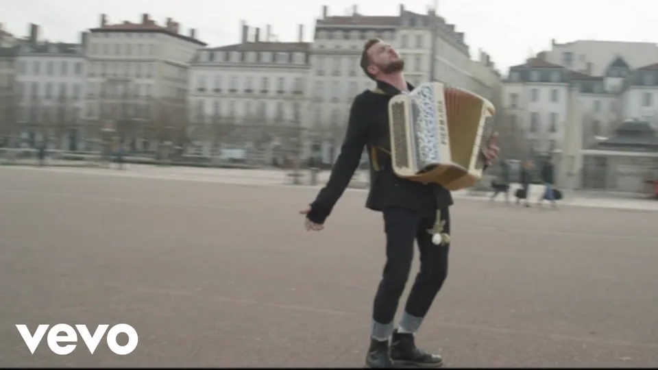 Miniature officielle du clip Claudio Capéo — Un homme debout