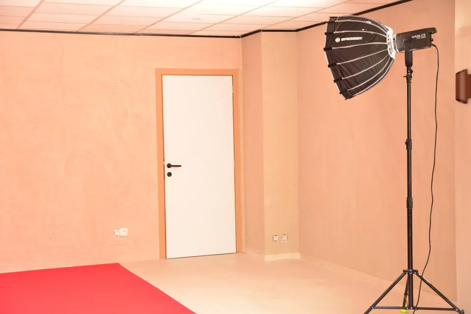 Espace photo du studio avec éclairage et fond clair.