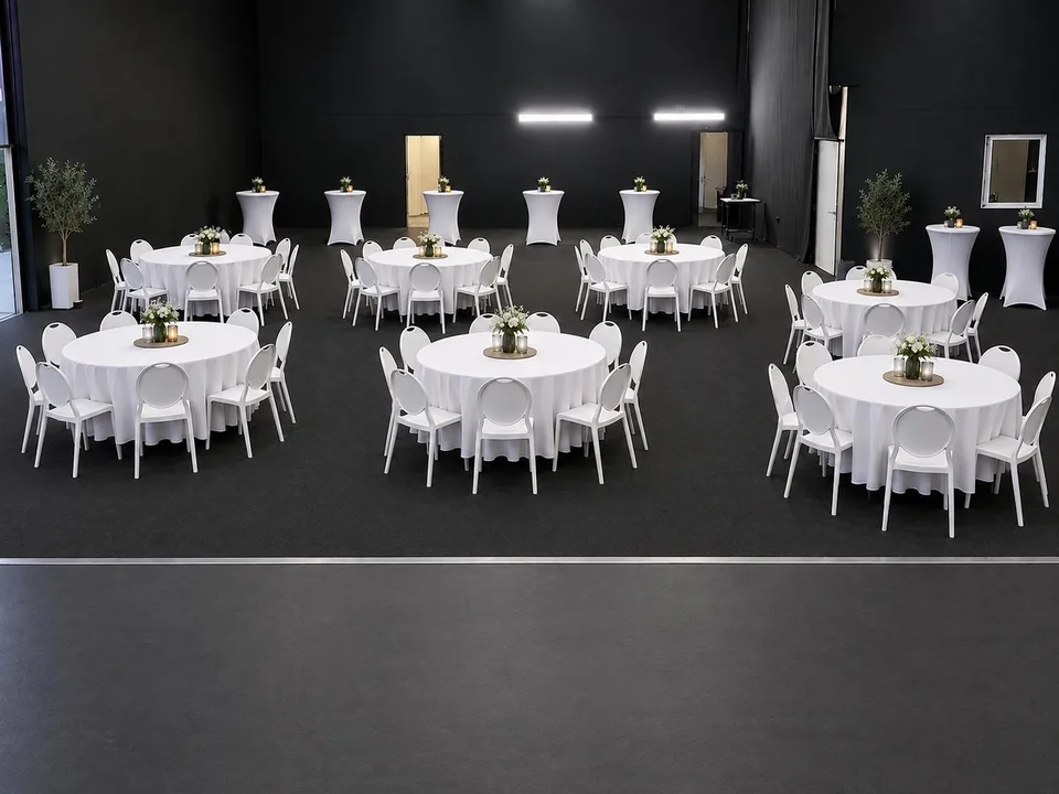 Tables dressées dans une configuration réception du studio.